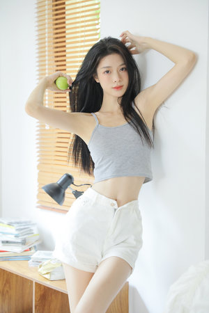 女性与两位男士的亲密互动